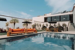 Outdoor pool, pool umbrellas, sun loungers - Design Apartment by The Farm (Ponta Delgada)
