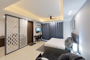 Studio, uitzicht op de stad | Een kluis op de kamer, een bureau, een laptopwerkplek