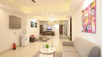 Estudio, vista a la ciudad | Área de sala de estar