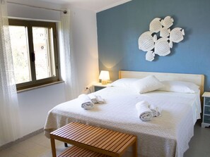 2 bedrooms, travel crib, free WiFi