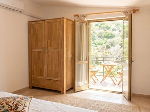 2 bedrooms, travel crib, free WiFi