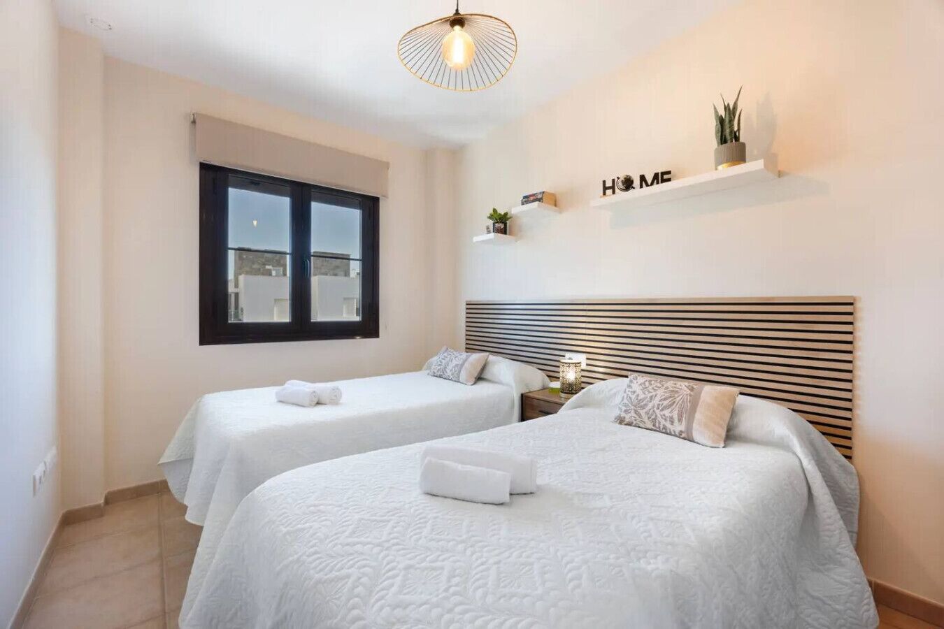 2 多间卧室、办公桌、WiFi