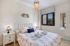 2 bedrooms, desk, WiFi