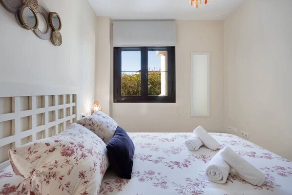 2 bedrooms, desk, WiFi