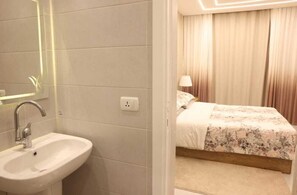 2 bedrooms, iron/ironing board, WiFi, wheelchair access
