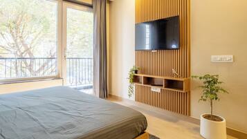 Studio, kaupunkinäköala | Tallelokero huoneessa, työpöytä