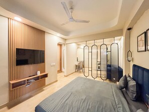 Studio, City View | In-room safe, desk, laptop workspace, blackout drapes