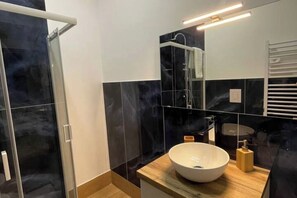 Douche, sèche-cheveux, bidet, serviettes fournies