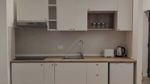 Uma cozinha compacta com pia, bancada e armários.
