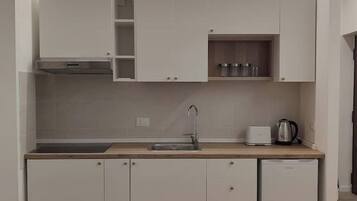 Frigorifero, piano cottura, macchina per tè/caffè, bollitore elettrico