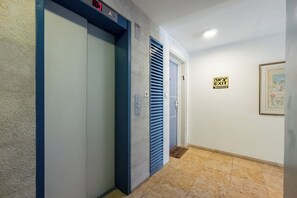 Elevator - Jaffa Beachfront Studio by Sea N' Rent (Tel Aviv)