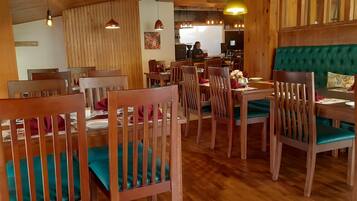 Desayuno continental diario (USD 7 por persona)