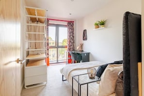 3 habitaciones, escritorio, tabla de planchar con plancha y wifi gratis