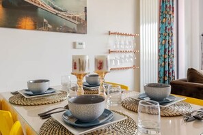 Dining - FINDMYSAFE SPACE - Urban Escapes (London)