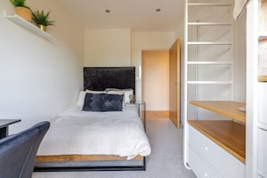 3 bedrooms, desk, iron/ironing board, free WiFi - FINDMYSAFE SPACE - Urban Escapes (London)
