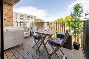 Outdoor dining - FINDMYSAFE SPACE - Urban Escapes (London)