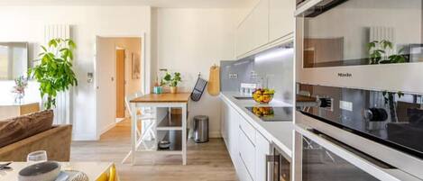 Réfrigérateur, micro-ondes, four, plaque de cuisson