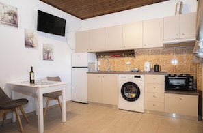 Fridge, microwave, oven, coffee/tea maker