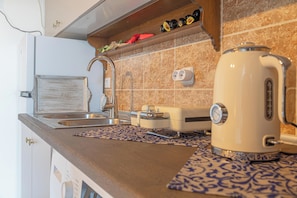 Fridge, microwave, oven, coffee/tea maker