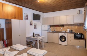 KĂŒhlschrank, Mikrowelle, Ofen, Wasserkocher mit Kaffee-/Teezubehör