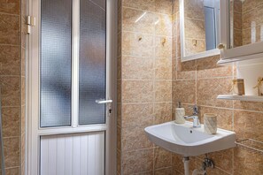 Douche, sèche-cheveux, serviettes fournies