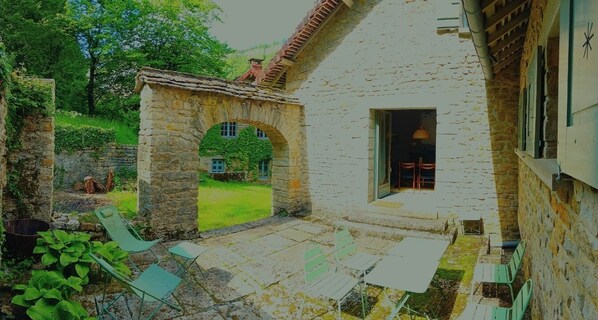 Terrace/patio - House with breathtaking view of Baume-les-Messieurs abbey (Baume-les-Messieurs)