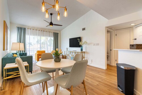 2BR Beach Getaway - Pool, Gym, Near Space Coast