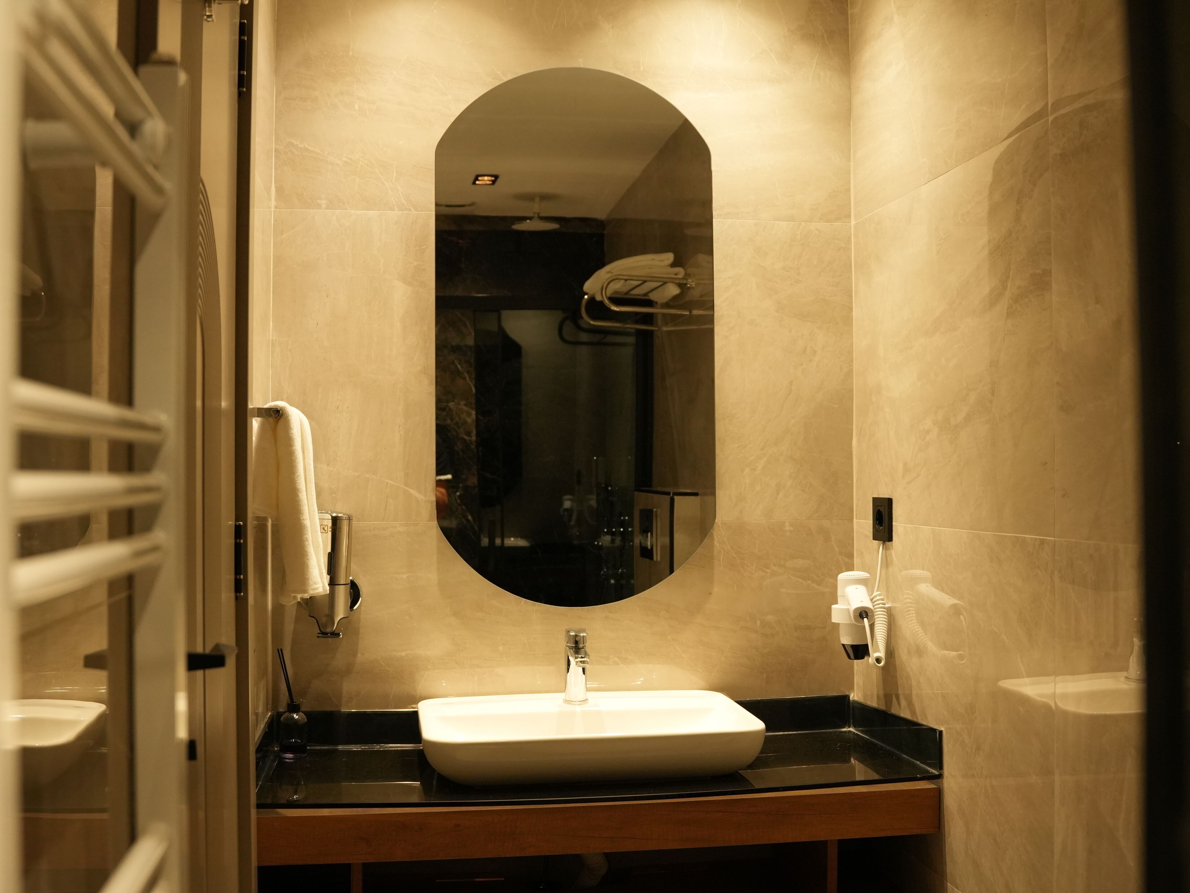 샤워 시설, 헤어드라이어, 타월, 비누