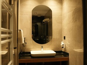 Ducha, secador de pelo, toallas y jabón