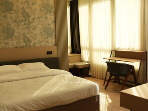 Desk, laptop workspace, free WiFi - Arun Suites (Gaziantep)