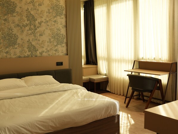 Desk, laptop workspace, free WiFi - Arun Suites (Gaziantep)