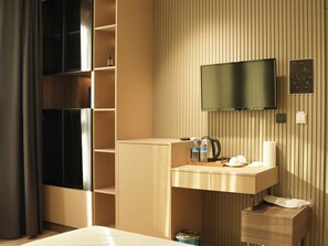 Schreibtisch, laptopgeeigneter Arbeitsplatz, kostenloses WLAN