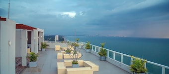 Lagora Oceanfront Residences Beachfront Apartment Near Colombo Infinity Pool