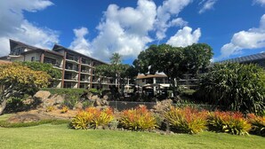 Un hôtel à étages, doté d’une terrasse et d’un jardin bien entretenu, agrémenté de plantes tropicales.