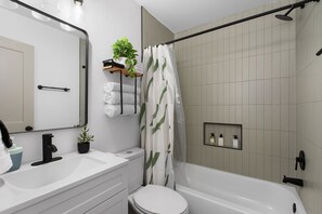 Douche, sèche-cheveux, serviettes fournies