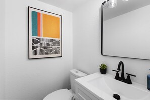 Shower, hair dryer, towels - Chic 2BR Escape Sleeps 8  w Private Patio (Austin)