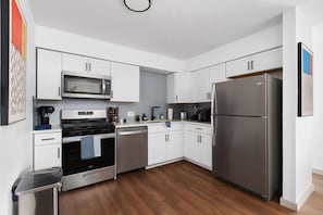 Frigorifero, microonde, forno, piano cottura
