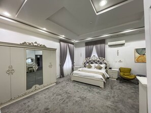 Shower, towels, soap, toilet paper - UrbanEdge Hotel (Abuja)