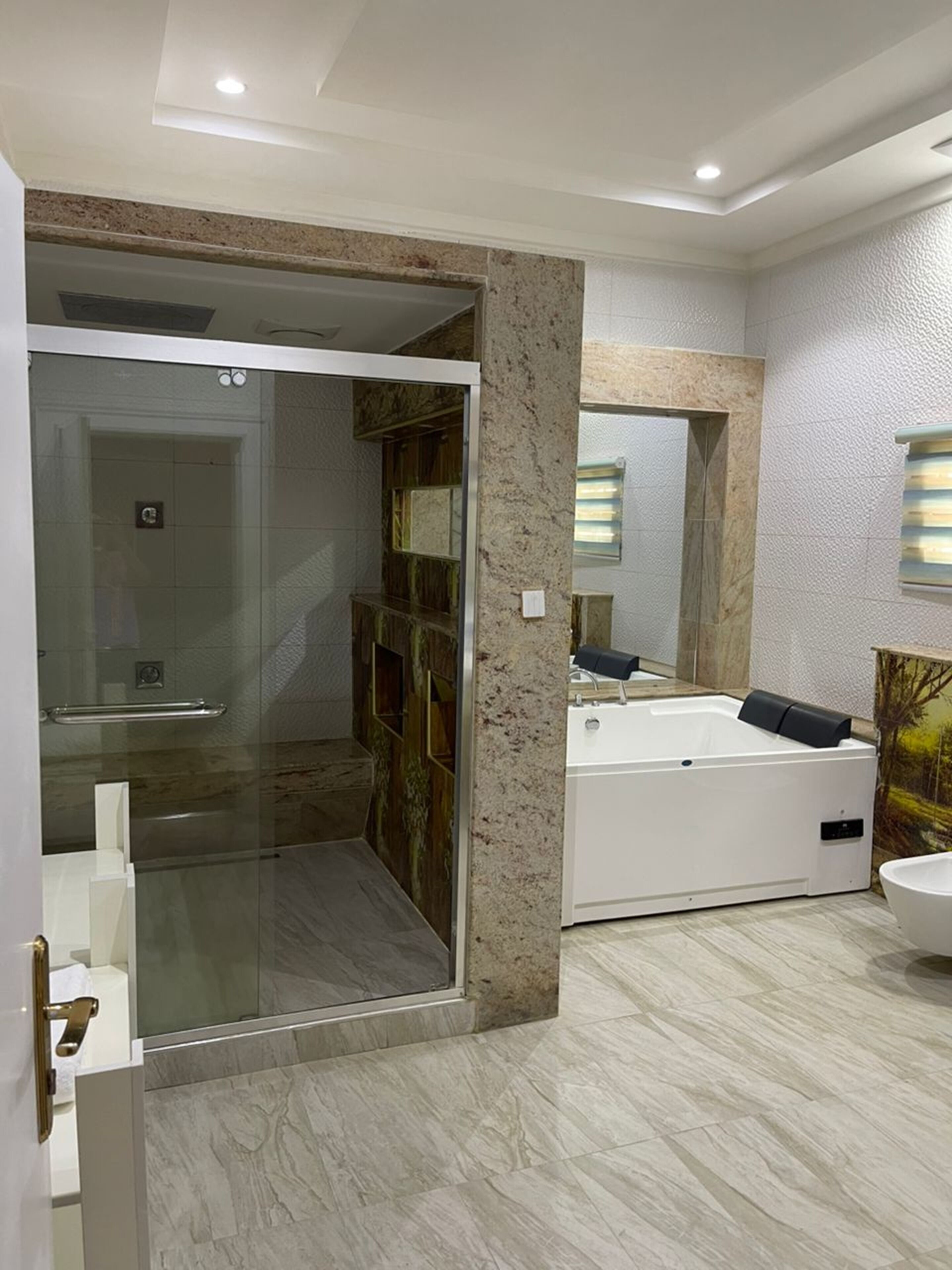 Suite | Badkamer | Een douche, handdoeken, zeep, toiletpapier