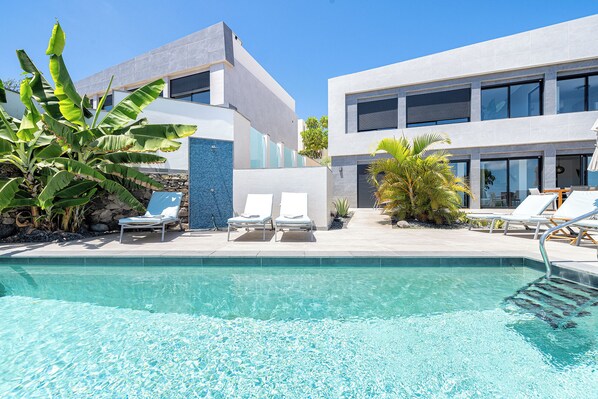 Een buitenzwembad en een verwarmd zwembad