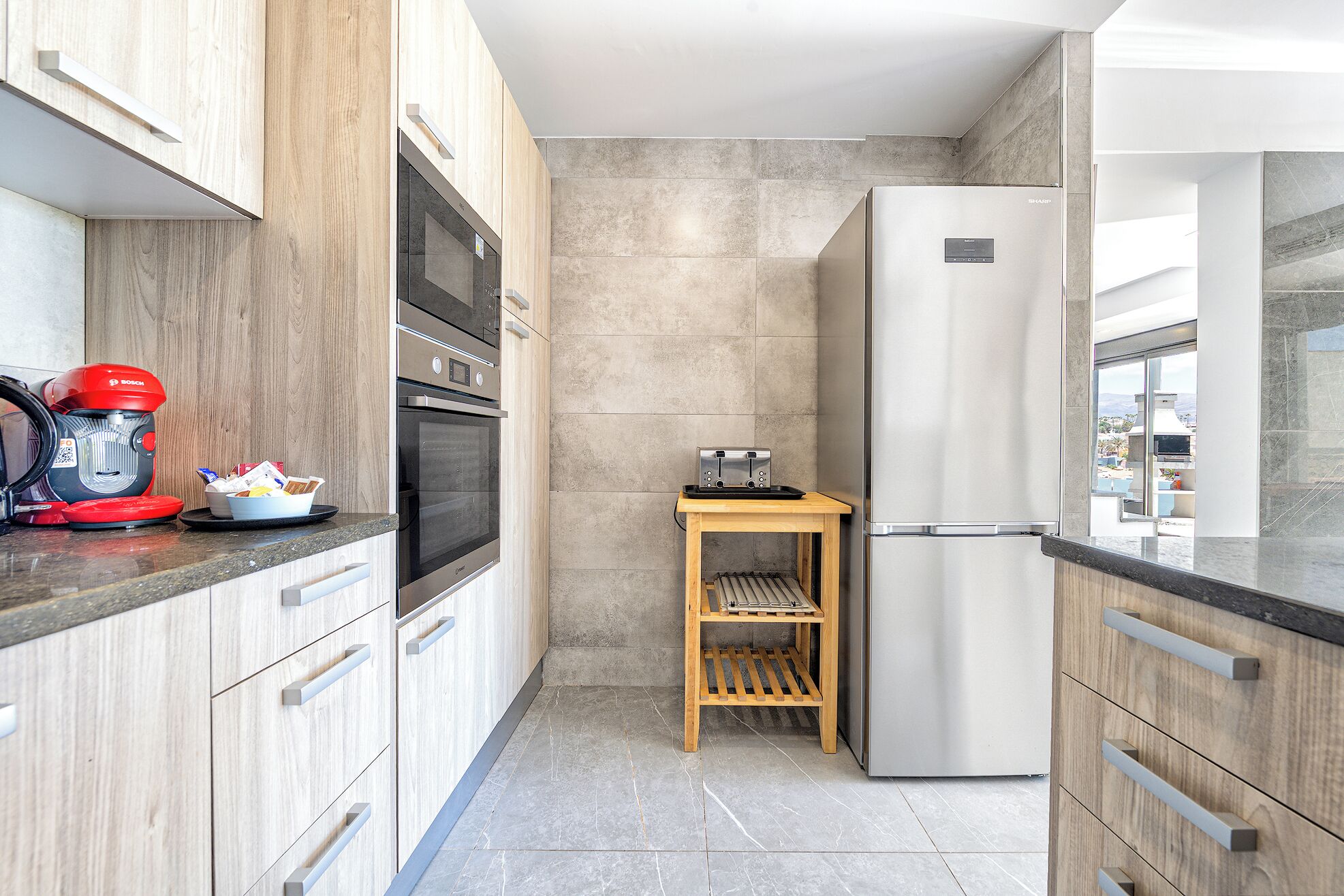 Een koelkast, een magnetron, een oven, een kookplaat