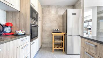 Een koelkast, een magnetron, een oven, een kookplaat