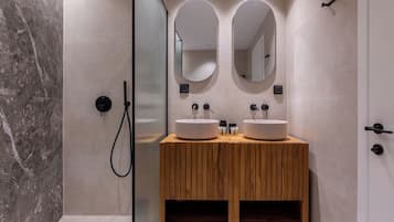 Luxury Apartment, Park View | Bathroom | Shower, free toiletries, hair dryer, towels