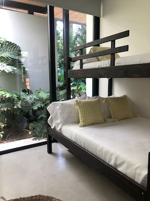 6 bedrooms, travel cot, WiFi, bed sheets