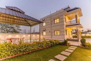 Outdoor dining - Vinayak Retreat Villa 4BR Pvt Pool By Homeyhuts (Madarda)