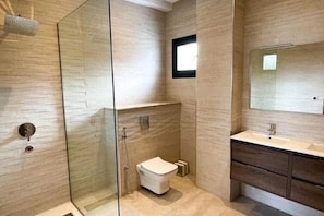 Douche, serviettes fournies, savon, papier toilette