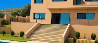 Magnificent villa with pool and sea view.