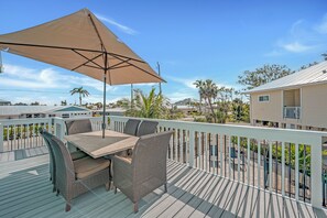 Outdoor dining - Avenida Retreat! 2 bed 2 bath Island Home with Private Pool! (Fort Myers Beach)