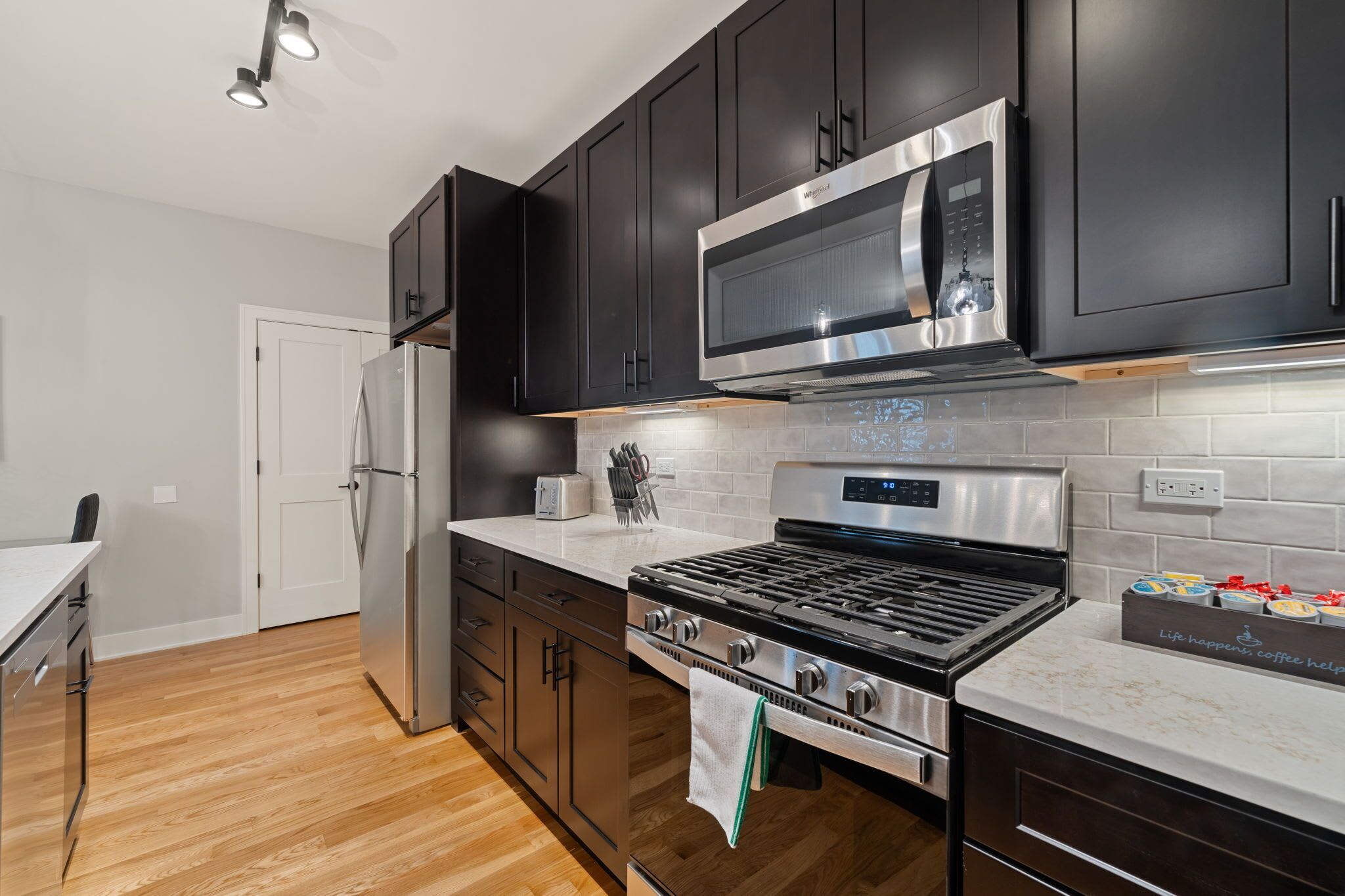 冰箱、微波炉、烤箱、炉灶