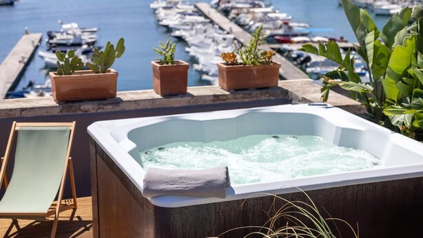 Un bain à remous avec vue sur un port de plaisance.